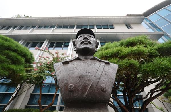 국방부가 육군사관학교 교내뿐 아니라 국방부 청사 앞에 설치된 고(故) 홍범도 장군 흉상에 대해서도 필요시 이전을 검토하고 있다고 밝힌 28일 서울 용산구 국방부 청사 앞에 설치된 고 홍범도 장군 흉상 모습.